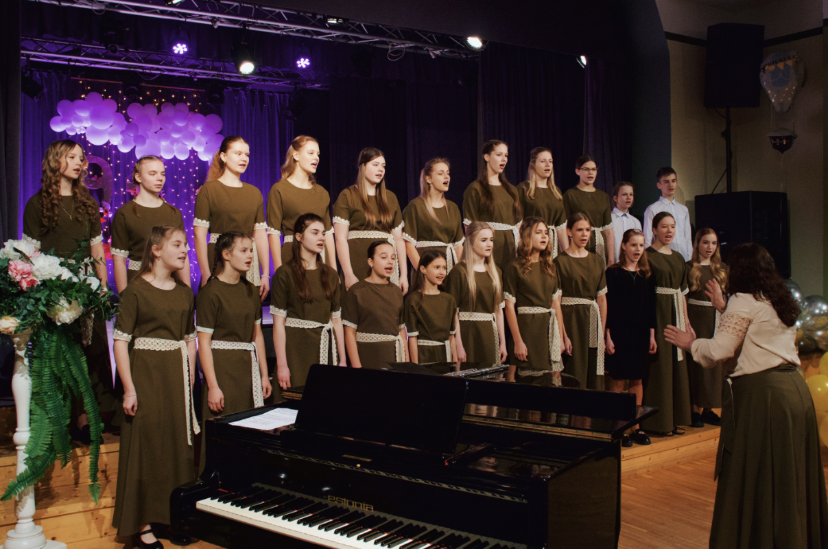 Priekules mūzikas un mākslas skolas koncerts un izstādes atklāšana Priekules kultūras namā 22.02.2025. Dienvidkurzeme Ligita Ķere (10)_1207x800